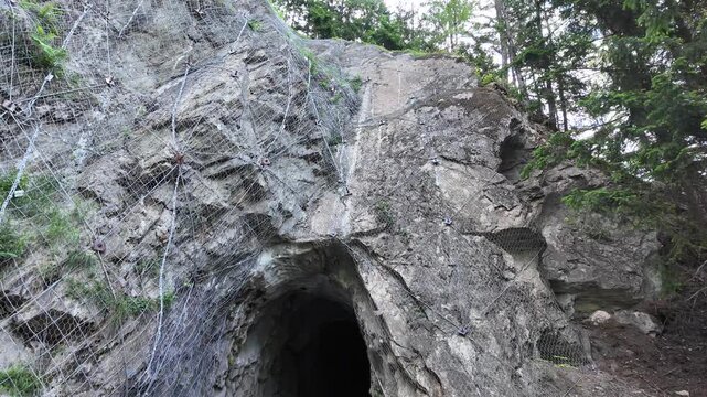 galleria roccia disaggi rete montagna frana 
