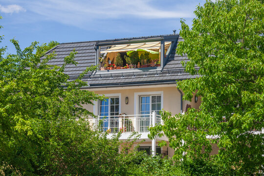 Modernes Wohngeb&auml;ude mit Balkon im Dachgeschoss, Traunstein, Chiemgau, Oberbayern, Bayern, Deutschland
