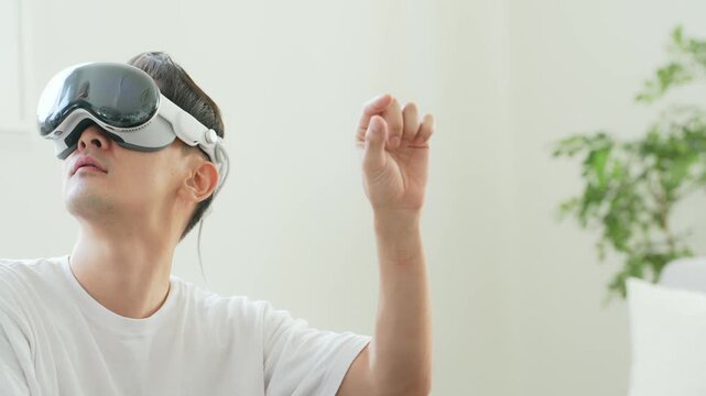 VRゴーグルで3D映像を操作する男性