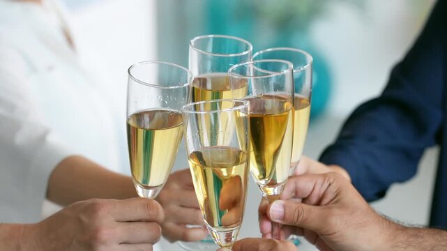 シャンパングラスを持って乾杯する人々