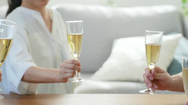 シャンパングラスを持って乾杯する人々