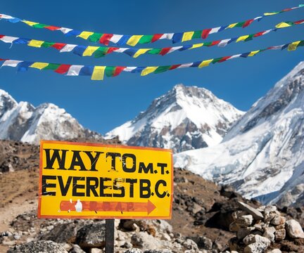 signpost way to Mount Everest b.c. buddhist prayer flags