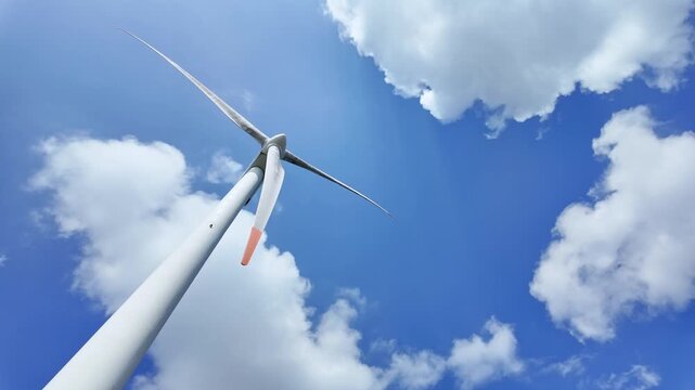 風力発電の風車と青空