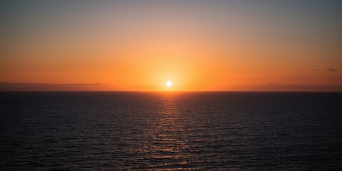 Fototapeta premium Magnificent summer sunset over endless ocean expanse