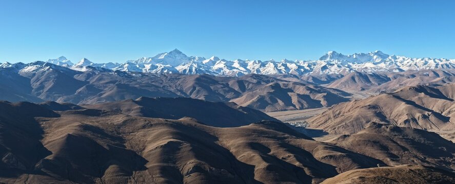 Panoramic view of Mount Everest and the Himalayan range from Gawula Pass, Tibet, China