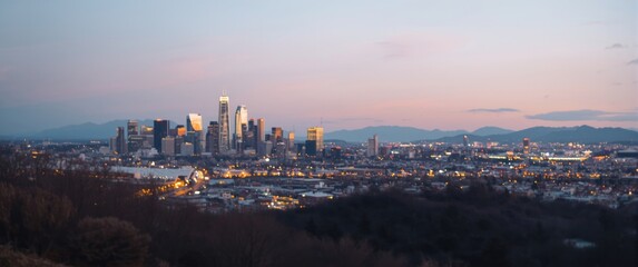 Obraz premium Philadelphia skyline during dusk with city lights on