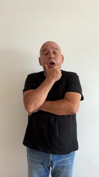 Hombre latino de 50 a&ntilde;os sorprendido llev&aacute;ndose mano a la boca