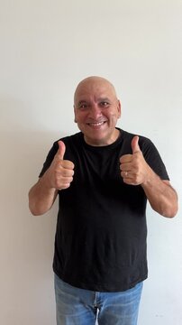 Hombre latino de 50 a&ntilde;os con pulgares arriba sonriendo