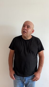 Hombre latino de 50 a&ntilde;os muy sorprendido abriendo ojos