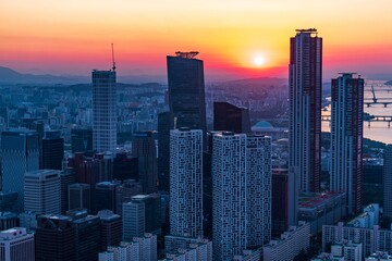 Obraz premium High-angle panoramic view of Yeouido financial district skyscrapers at sunset in Seoul, South Korea