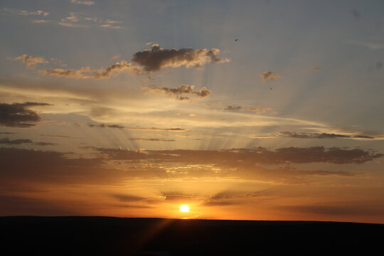 Fondo de atardecer brillante con potentes rayos de sol y espacio para texto