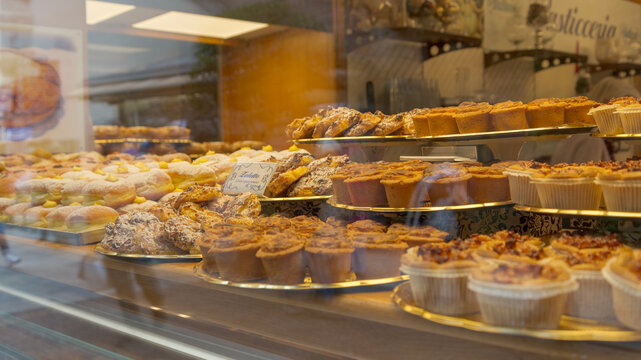 Desserts and pastries in the shop window of a traditional pastry shop in Verona, Italy. The text in the center means "Typical venetian pastry". "Zaletto" is the proper noun of the traditional pastry.
