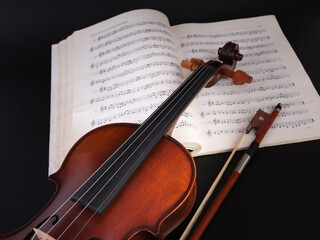 violin and music sheet © 路阳