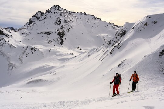 Ski tourers in the snow, behind gorge peaks, Wattentaler Lizum, Tuxer Alps, Tyrol, Austria