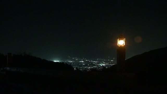 夜景が見えるキャンプ場とランタン