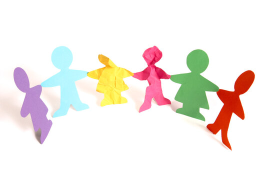 Figura de papel amassada entre personagens coloridos simbolizando inclus&atilde;o, diversidade e vulnerabilidade