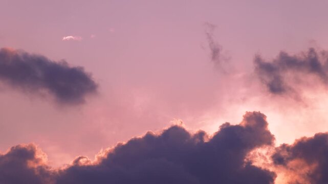 夕暮れ時の空を雲が流れる幻想的な光景
