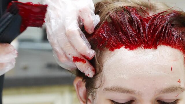Mom colors daughter's hair red at home 
