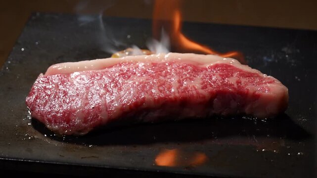 鉄板で焼くステーキ
