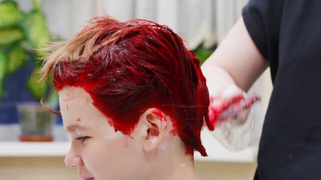 mother dyes her teen daughter's hair red at home
