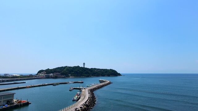 高度から撮影した鵠沼からの江ノ島の海の航空写真