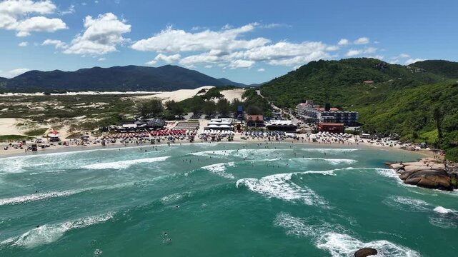 Praia da Joaquina em Florian&oacute;polis, Santa Catarina, Brasil. Vista a&eacute;rea da praia da Joaquina.
