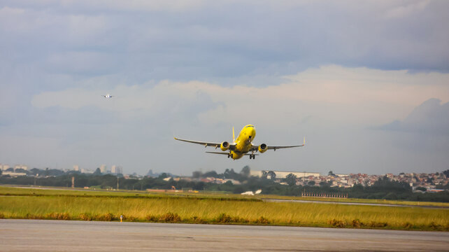 Aeronave cargueira do Mercado Livre em opera&ccedil;&atilde;o no p&aacute;tio de GRU, cercada por ve&iacute;culos de apoio e estrutura aeroportu&aacute;ria, em Guarulhos, SP, 10 de maio de 2026.