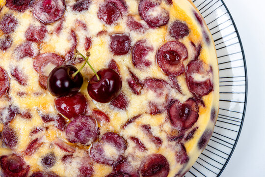 Gros plan de clafoutis aux cerises fait maison, sur une assiette &agrave; motifs, vue de dessus