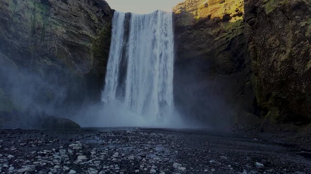 ralenti sur la puissante et majestueuse cascade de skogafoss en Islande