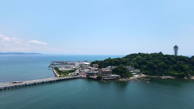 高度から撮影した江ノ島と砂浜の航空写真	