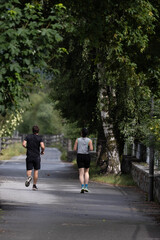 Obraz premium zwei Personen joggen in der Natur