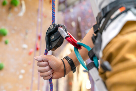 rock climbing belayer gri gri device 