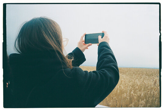Taking a picture of a field with a smartphone on a cloudy day