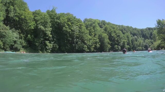 Aare-Schw&uuml;mm um die Bremgartenschlaufe in Bern - Urbanes Flussschwimmen im Wildwasser Gletscherwasser Aare 4K UHD