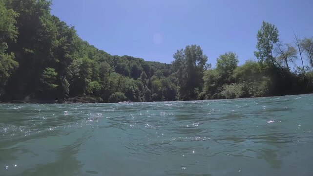 Aare-Schw&uuml;mm um die Bremgartenschlaufe in Bern - Urbanes Flussschwimmen im Wildwasser Gletscherwasser Aare 4K UHD