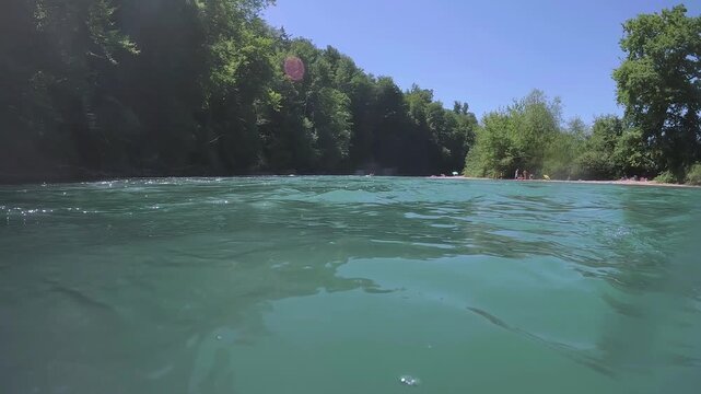 Aare-Schw&uuml;mm um die Bremgartenschlaufe in Bern mit Gummi Booten - Urbanes Flussschwimmen im Wildwasser Gletscherwasser Aare 4K UHD