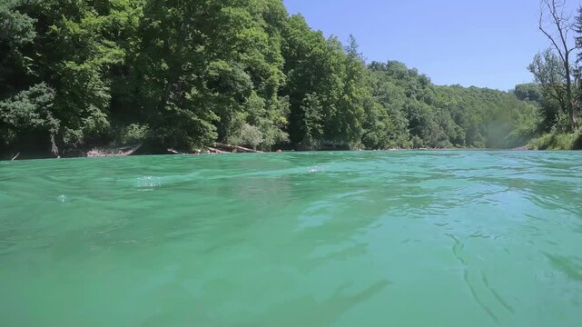 Aare-Schw&uuml;mm um die Bremgartenschlaufe in Bern - Urbanes Flussschwimmen im Wildwasser Gletscherwasser Aare 4K UHD