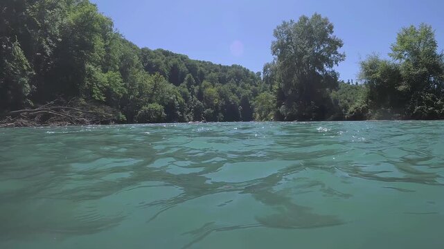 Aare-Schw&uuml;mm um die Bremgartenschlaufe in Bern - Urbanes Flussschwimmen im Wildwasser Gletscherwasser Aare 4K UHD