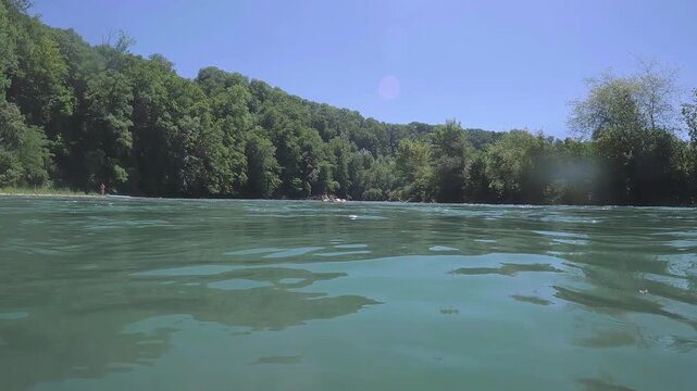 Aare-Schw&uuml;mm um die Bremgartenschlaufe in Bern - Urbanes Flussschwimmen im Wildwasser Gletscherwasser Aare 4K UHD