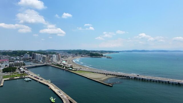 江ノ島の海から眺める海沿いの湘南の街並み