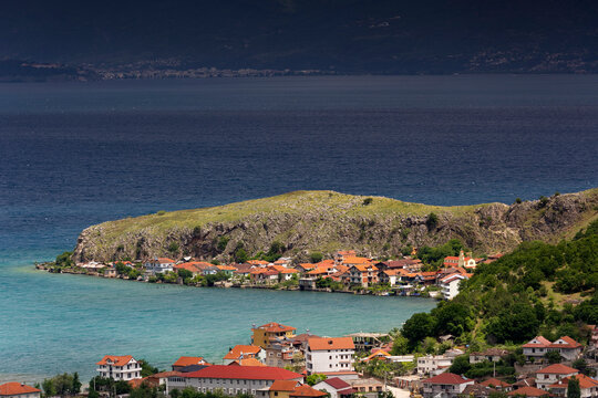 Blick auf das Fischerdorf Lin am Ohridsee, im Hintergrund das Festland von Nordmazedonien, Albanien, 30.05.2026 