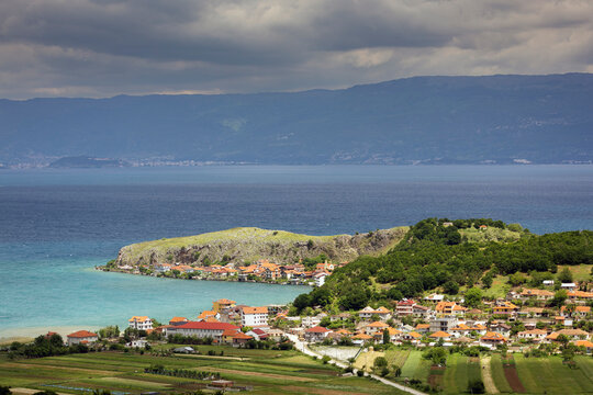 Blick auf das Fischerdorf Lin am Ohridsee, im Hintergrund das Festland von Nordmazedonien, Albanien, 30.05.2026 