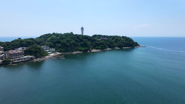 高度から撮影した鵠沼からの江ノ島の海の航空写真