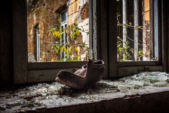 A picture of an abandoned shoe, Mombello, Monza, Italy