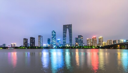 Obraz premium City skyline reflection on calm water at dusk.