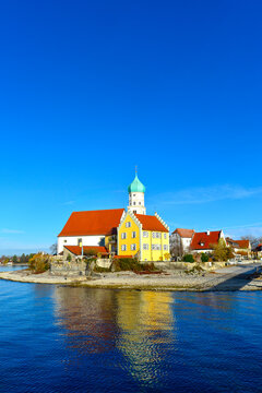 Historisches Schloss Wasserburg und Kirche St. Georg direkt am Ufer des Bodensees