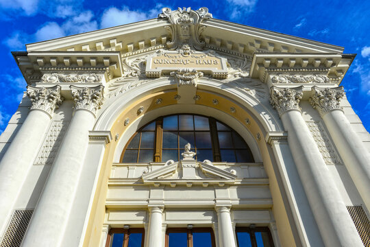 Prachtvolle neobarocke Fassade des historischen Konzerthauses in Ravensburg