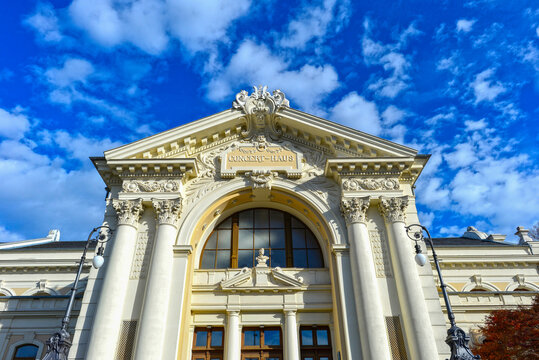 Prachtvolle neobarocke Fassade des historischen Konzerthauses in Ravensburg