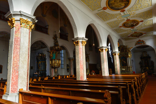 Historisches Kirchenschiff mit barocker Kanzel und Marmors&auml;ulen in Bad Waldsee