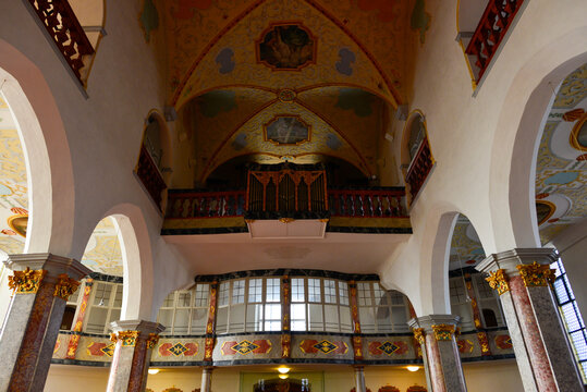 Historische Orgelempore und barockes Deckengew&ouml;lbe in Bad Waldsee